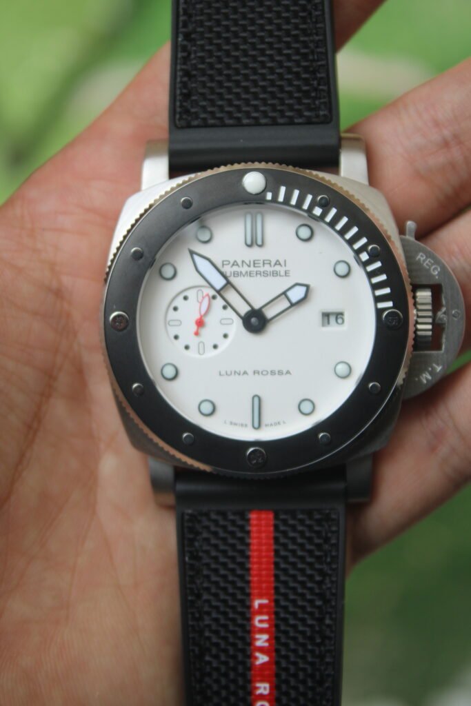 Panerai Submersible 47 mm Luna rossa White dial